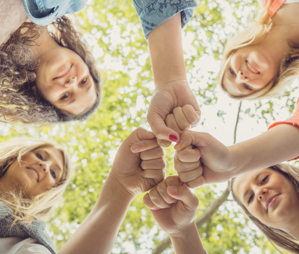 Vier junge Frauen schwören sich ein